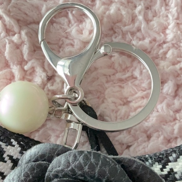 BLACK LEATHER CAMILLA FLOWER W/GINGHAM BOW,TASSELS & PEARLS KEYCHAIN PUR…p - Picture 3 of 4